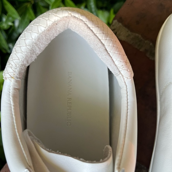 Banana Republic white, casual, leather sneaker in 11M. - Picture 8 of 16